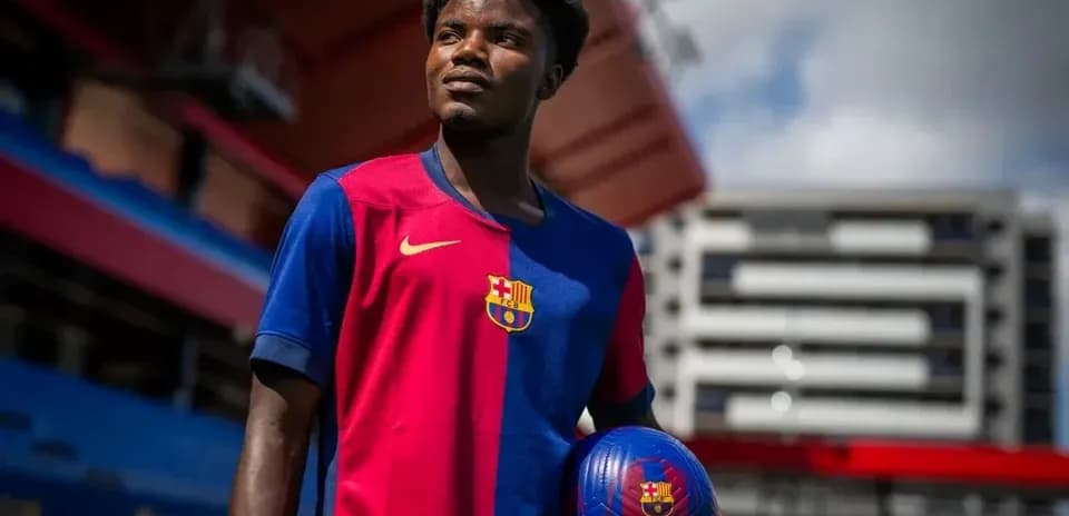 Jugador de fútbol con balón en estadio del Barcelona