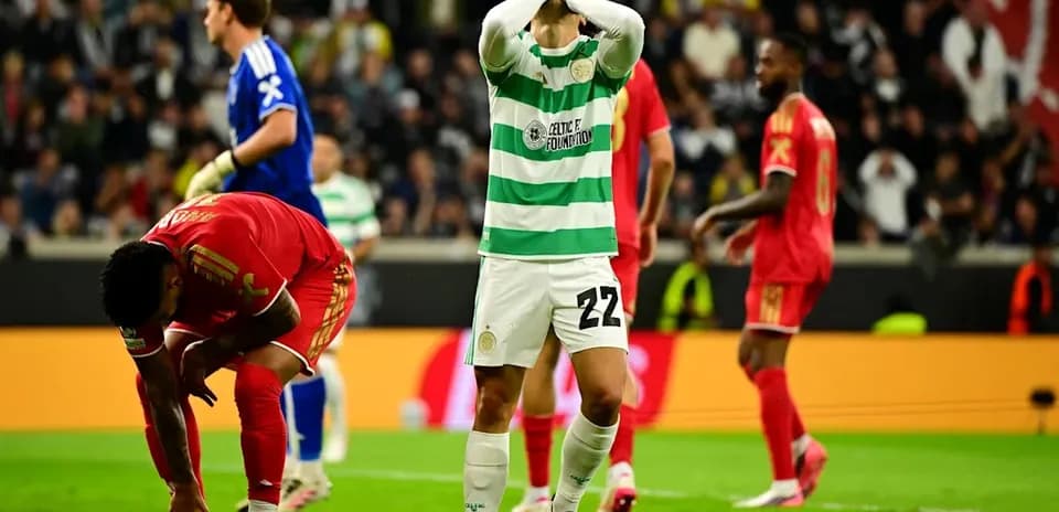Jugador de Celtic lamentándose durante el partido