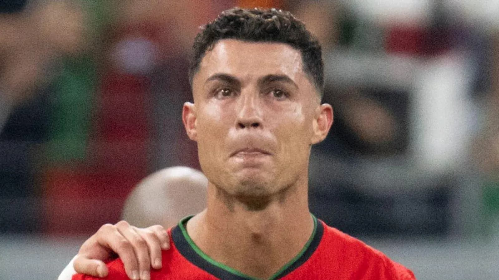 Jugador de fútbol con camiseta roja en el campo
