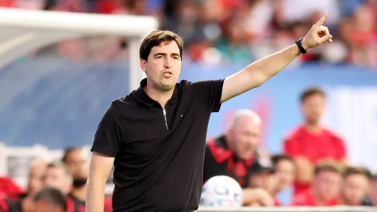 Entrenador dirigiendo desde la banda durante el partido