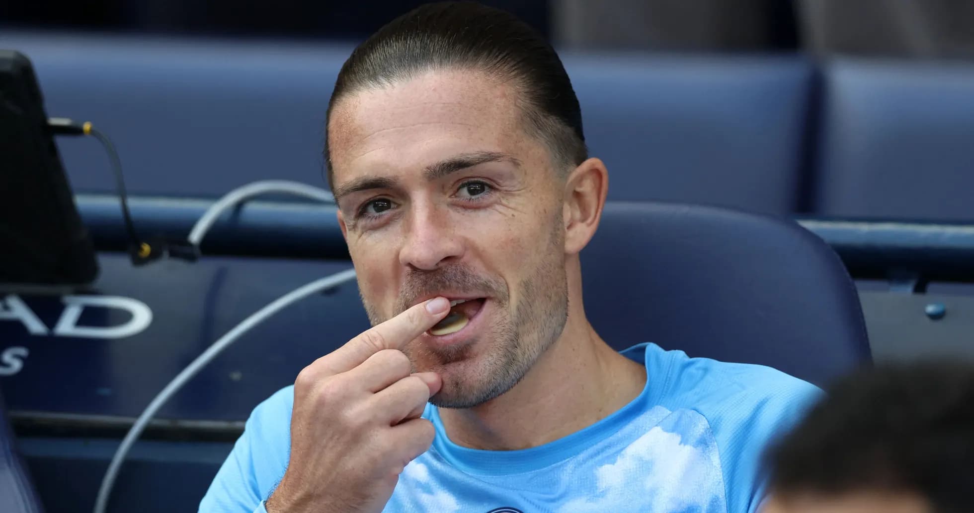 Jugador sentado en el banquillo comiendo algo