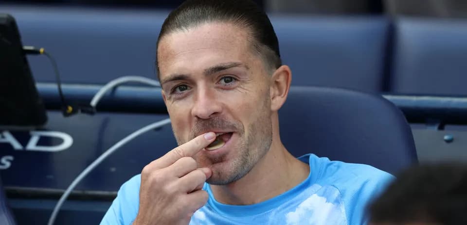 Jugador sentado en el banquillo comiendo algo