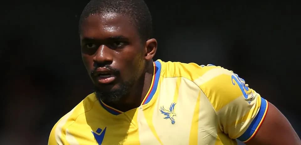 Jugador de fútbol en camiseta amarilla corriendo