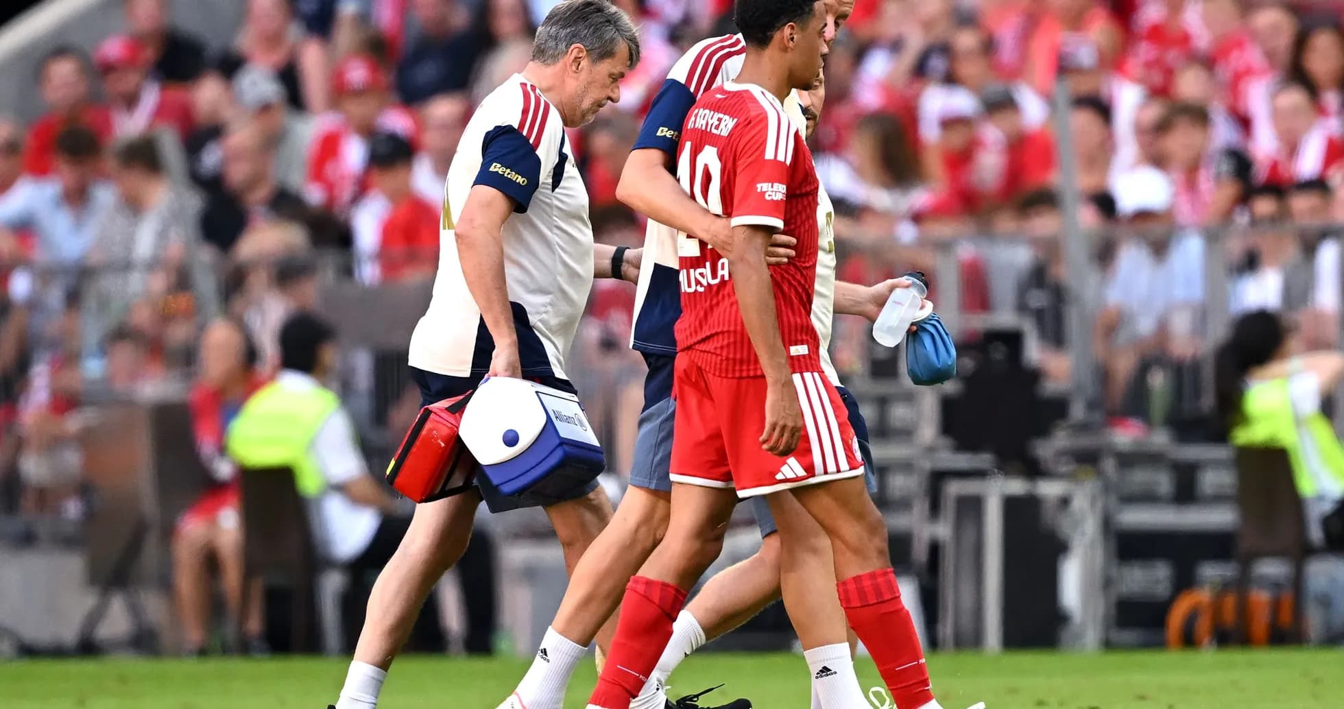 Jugador de Bayern siendo asistido por el personal médico