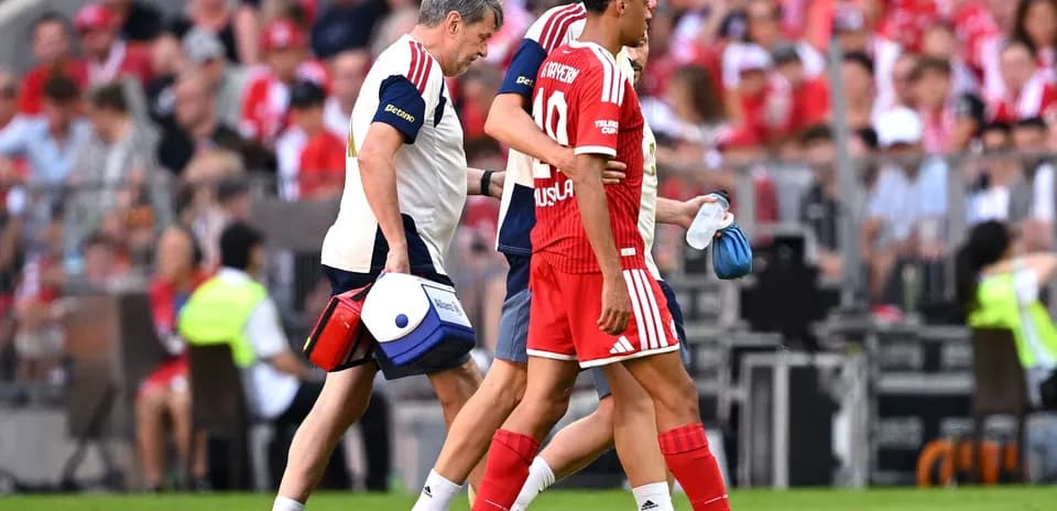 Jugador de Bayern siendo asistido por el personal médico