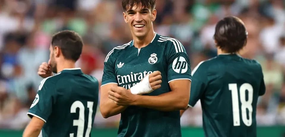 Jugadores de Real Madrid celebrando en el campo