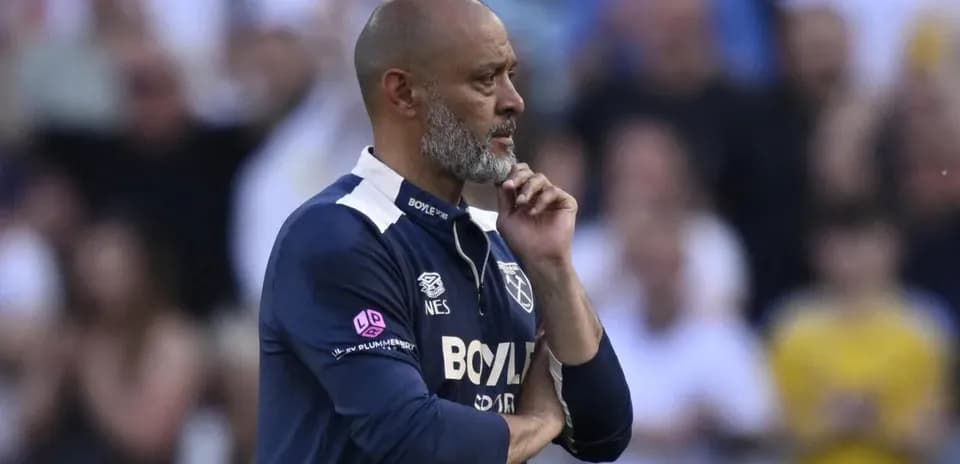 Entrenador pensativo durante un partido de fútbol