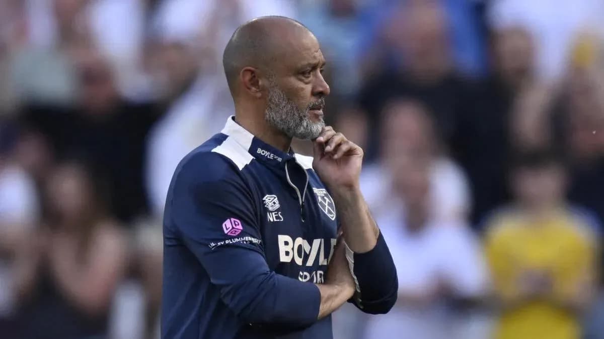Entrenador pensativo durante un partido de fútbol