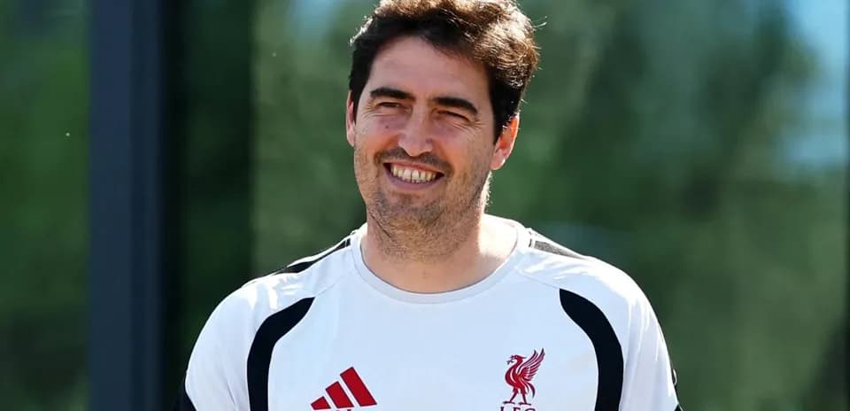 Entrenador de Liverpool sonriente en la sesión de entrenamiento