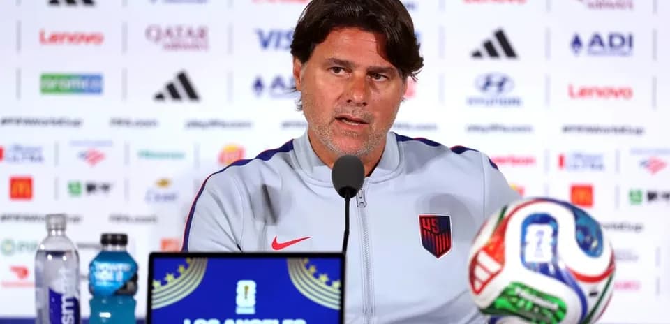 Entrenador en conferencia de prensa con balón