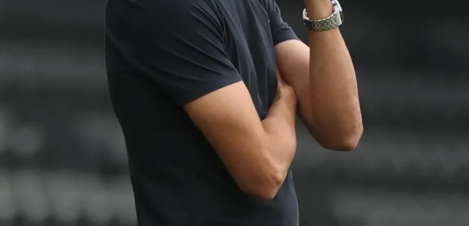 Entrenador observando el partido en la banda