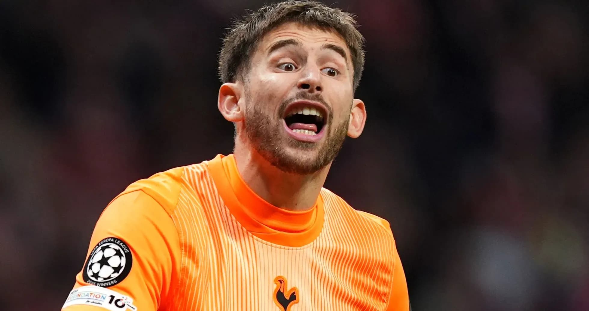 Portero de Tottenham gritando durante el partido
