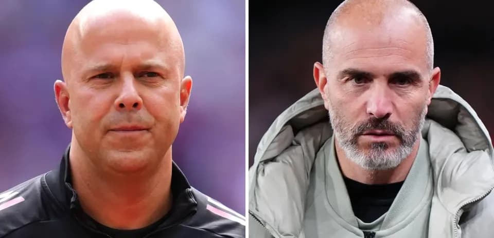 Dos entrenadores posando para la cámara en el estadio