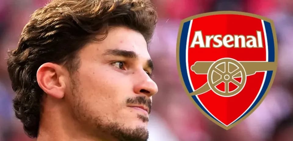 Jugador de Arsenal con escudo del club de fondo