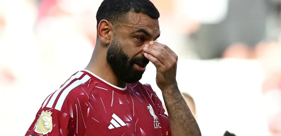 Jugador de Liverpool tocándose la cara durante el partido