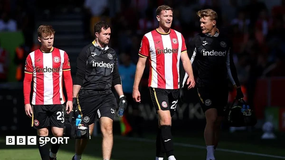 Jugadores de Brentford saliendo del campo tras partido