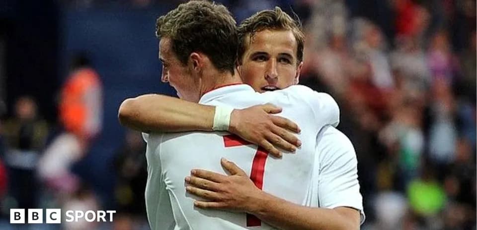 Jugadores de Inglaterra abrazándose tras un gol