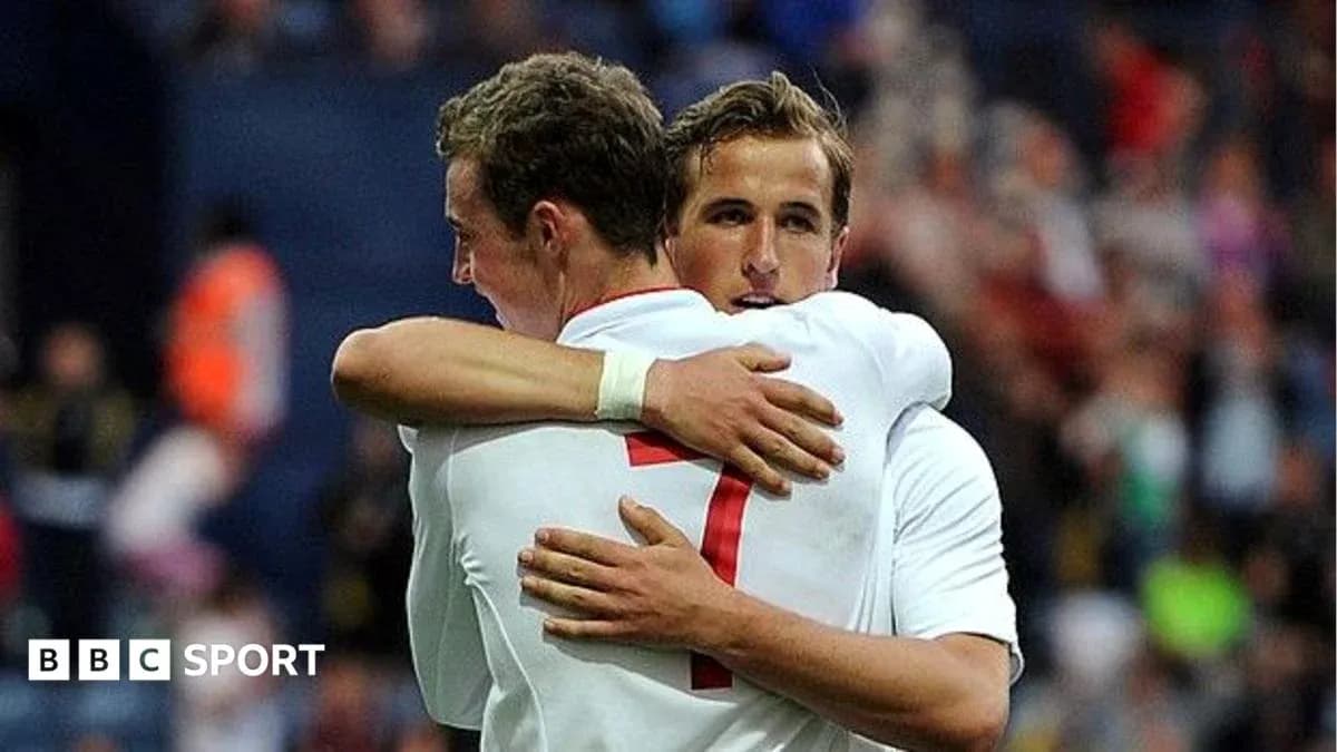 Jugadores de Inglaterra abrazándose tras un gol