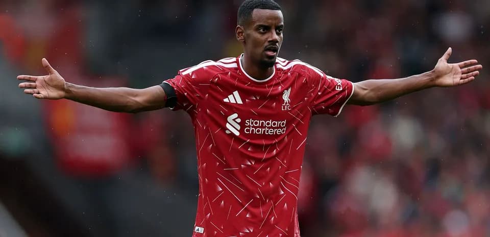 Jugador de Liverpool señalando durante el partido