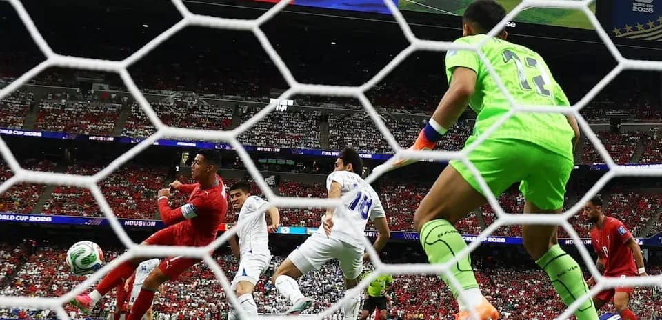 Jugadores en acción durante el partido de fútbol