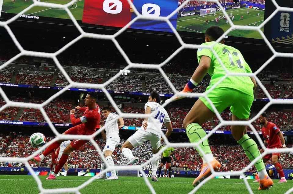 Jugadores en acción durante el partido de fútbol