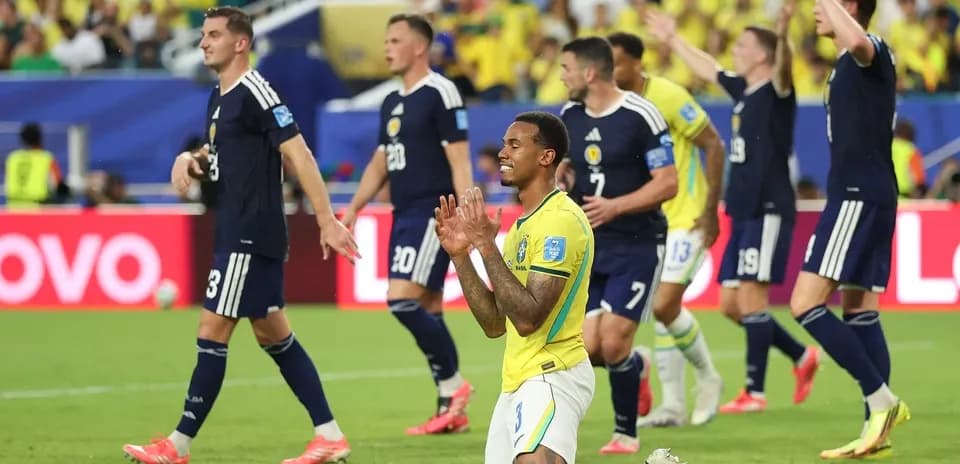 Jugadores de Brasil y Escocia durante el partido