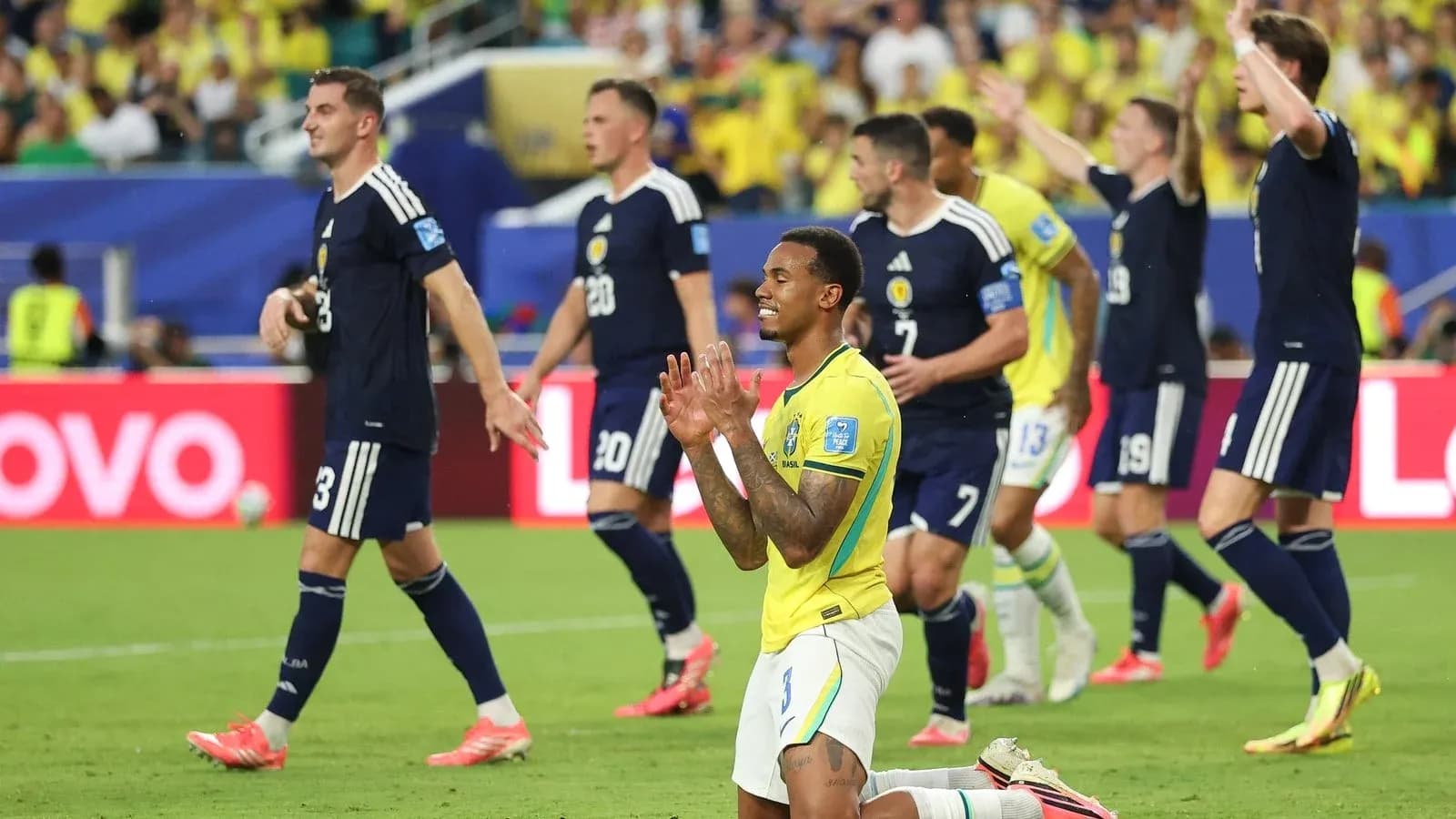 Jugadores de Brasil y Escocia durante el partido