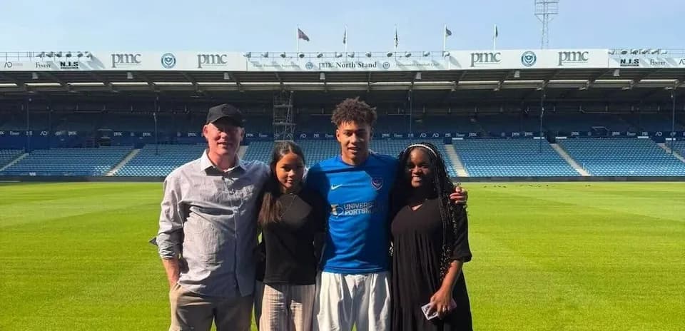 Jugador de fútbol con su familia en el estadio