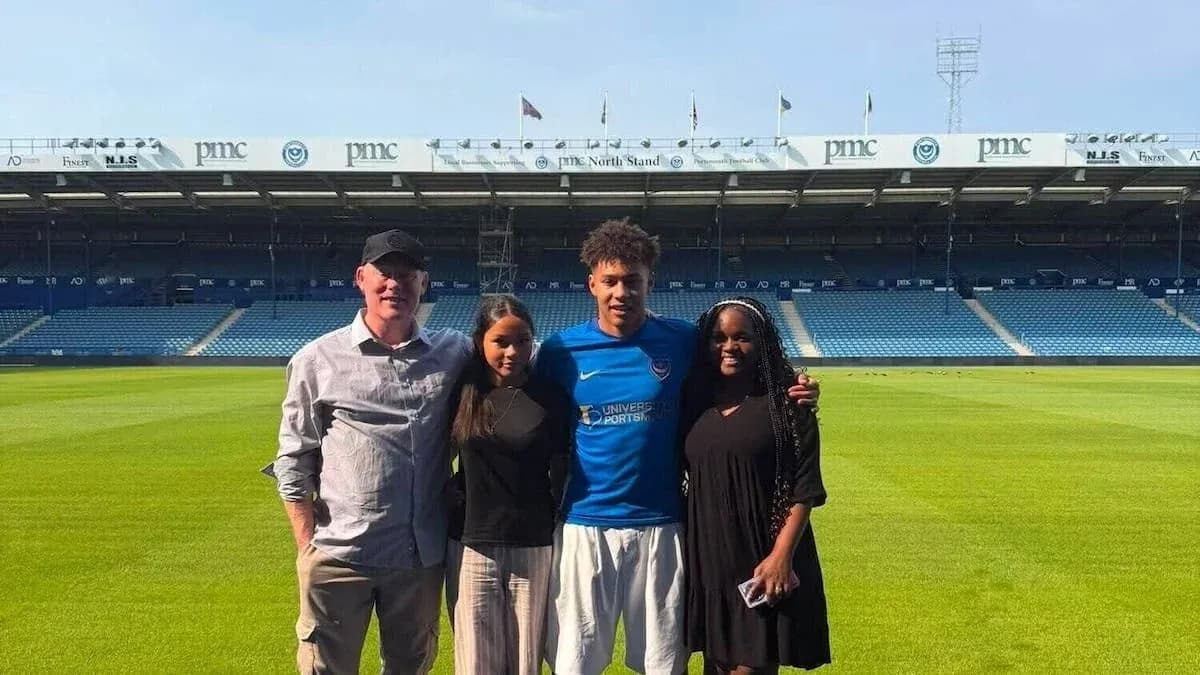 Jugador de fútbol con su familia en el estadio