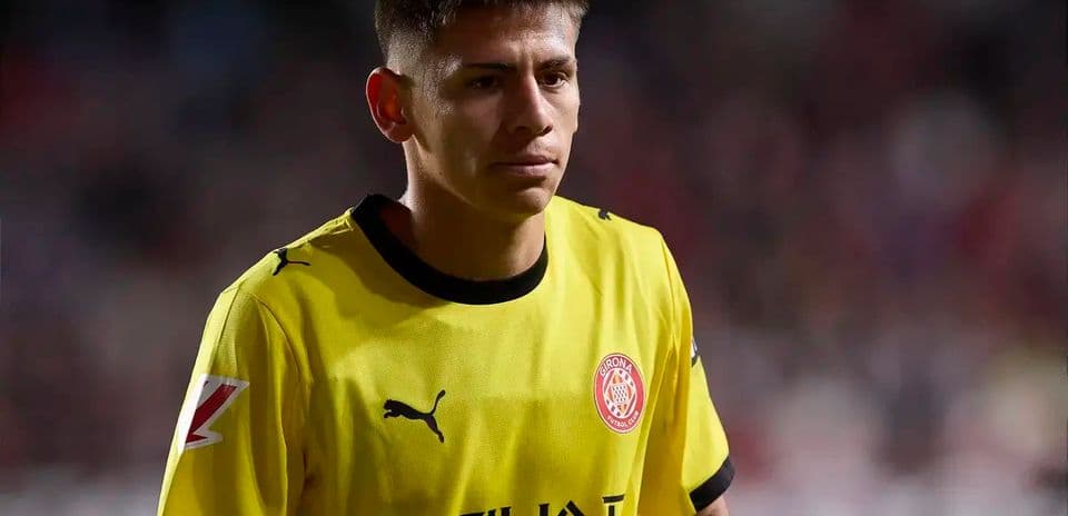 Jugador de Girona con uniforme amarillo en el campo