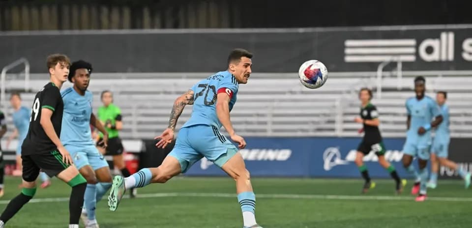 Jugador de Minnesota United II pasando el balón