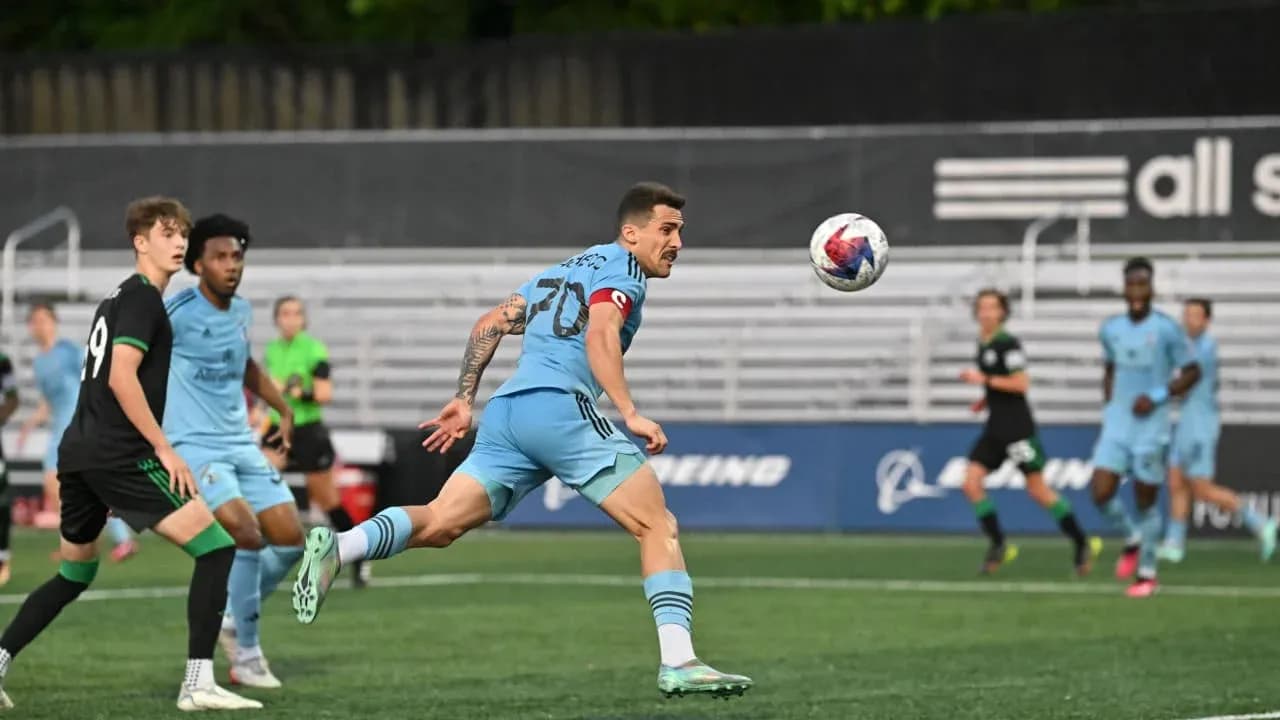 Jugador de Minnesota United II pasando el balón