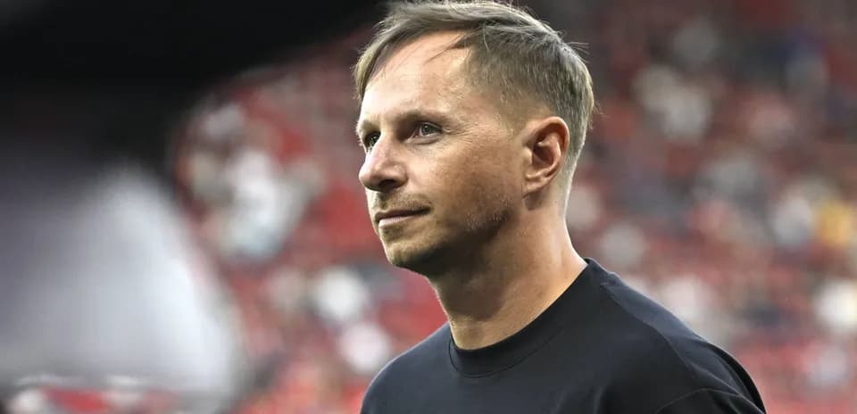Entrenador observando desde la línea de banda