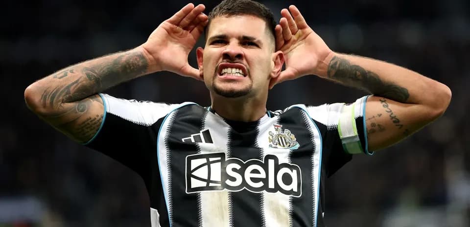 Jugador de Newcastle celebrando con gestos de oído
