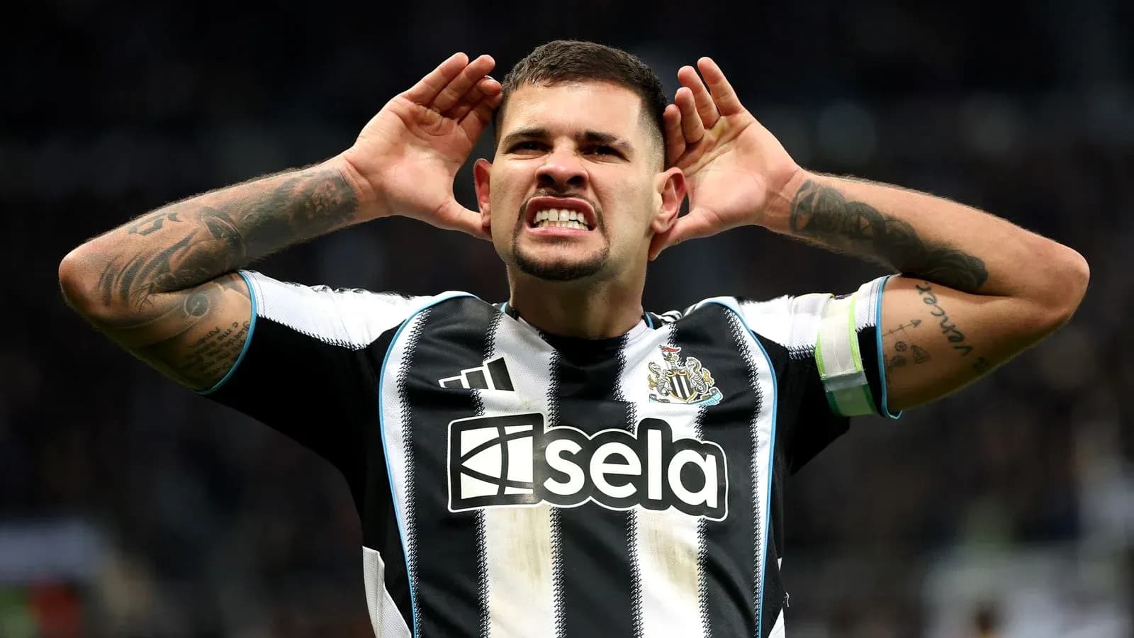 Jugador de Newcastle celebrando con gestos de oído