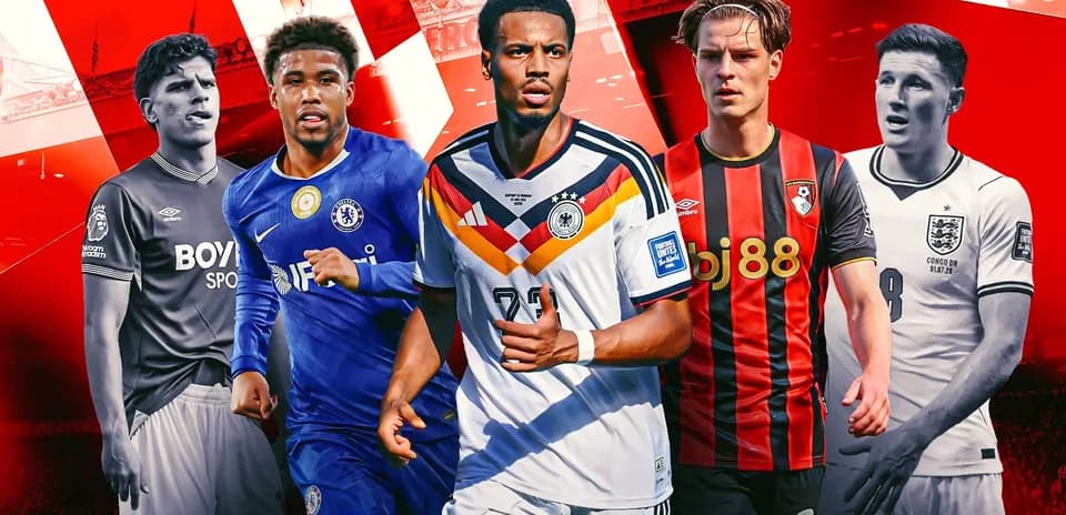 Cinco futbolistas en camisetas de clubes y selecciones