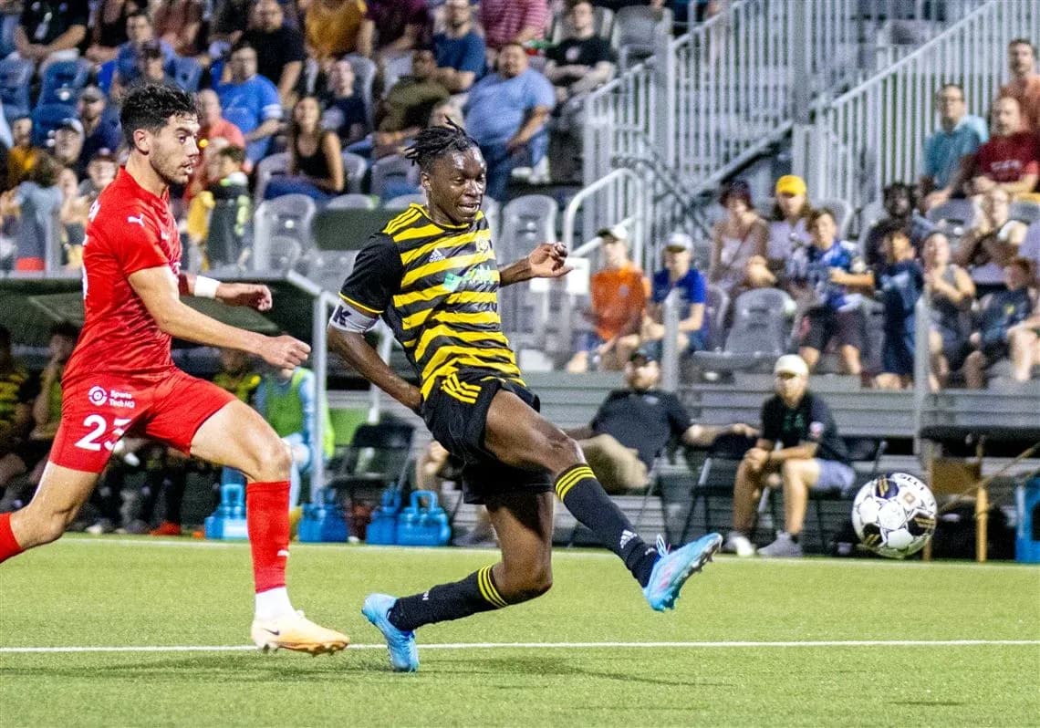 Jugador de Pittsburgh Riverhounds dispara el balón