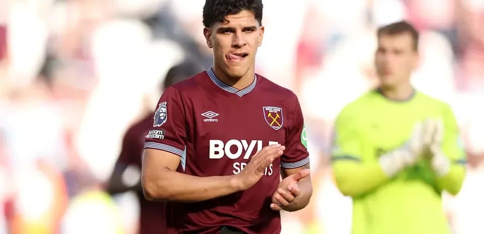Jugador de West Ham aplaudiendo en el campo