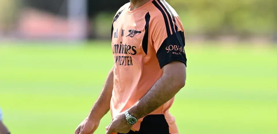 Entrenador sonriendo durante sesión de entrenamiento
