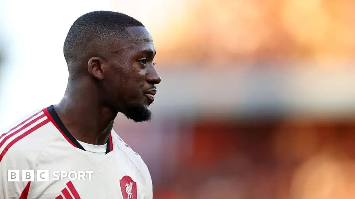 Jugador de Liverpool en el campo durante el partido