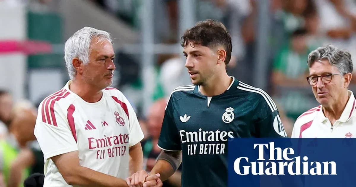 Entrenador saludando a jugador durante partido de fútbol