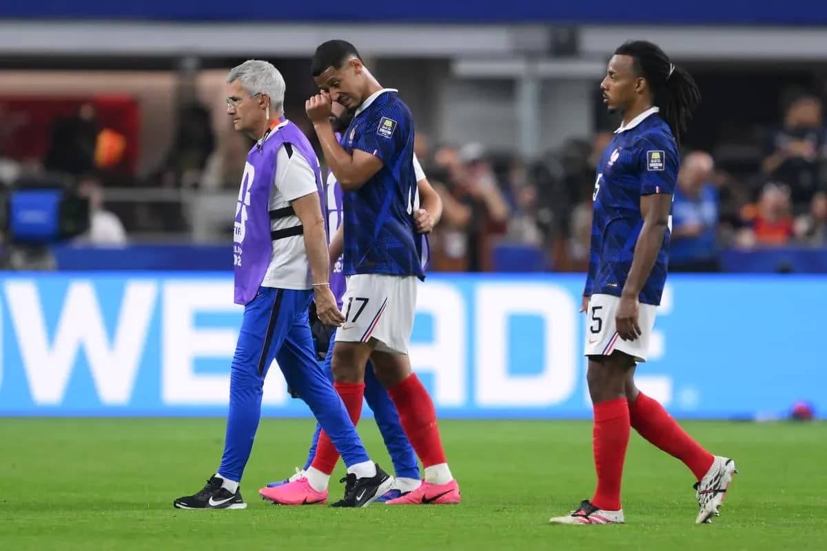 Jugadores de Francia saliendo del campo tras lesión