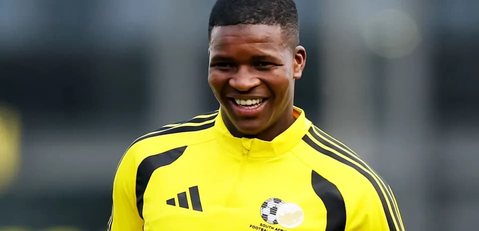 Jugador sonriente en entrenamiento con camiseta amarilla