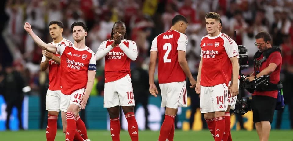 Jugadores del Arsenal en el campo tras el partido