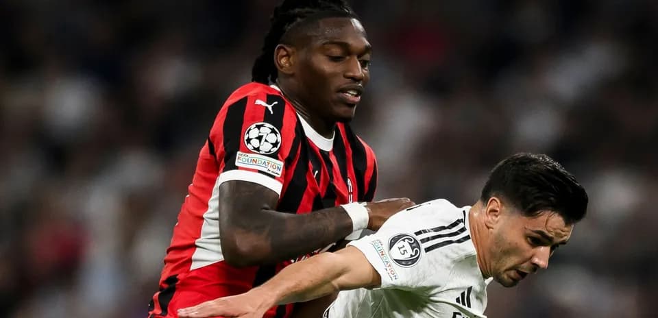 Jugador de AC Milan presionando a rival del Real Madrid