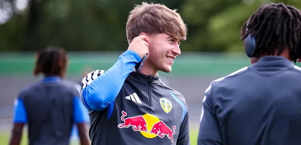 Jugador de Leeds United durante entrenamiento con auriculares