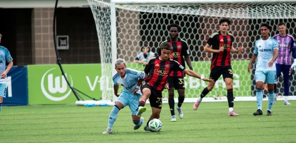 Jugador de Atlanta United II desafiando a oponente