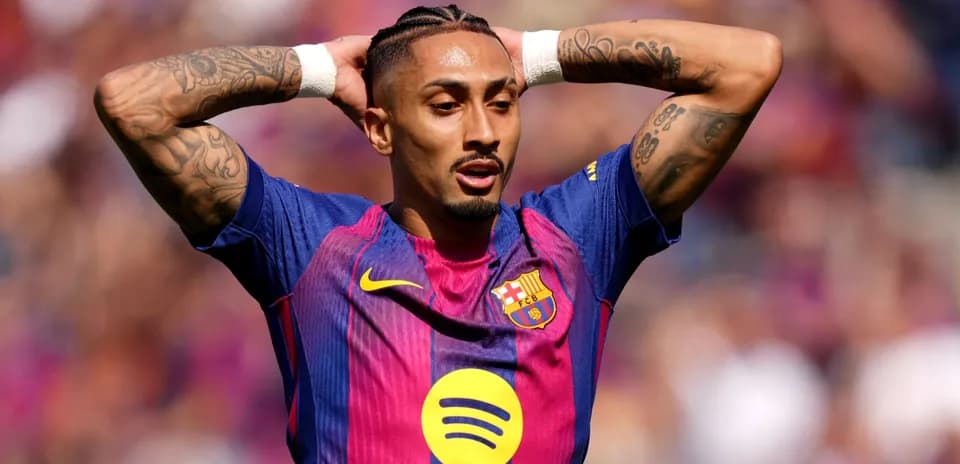Jugador del Barcelona con brazos en la cabeza