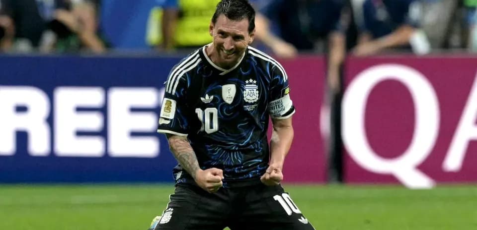 Lionel Messi celebrando en el campo de fútbol