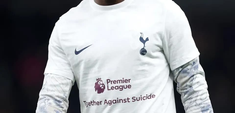 Jugador de Tottenham con camiseta de calentamiento en el campo